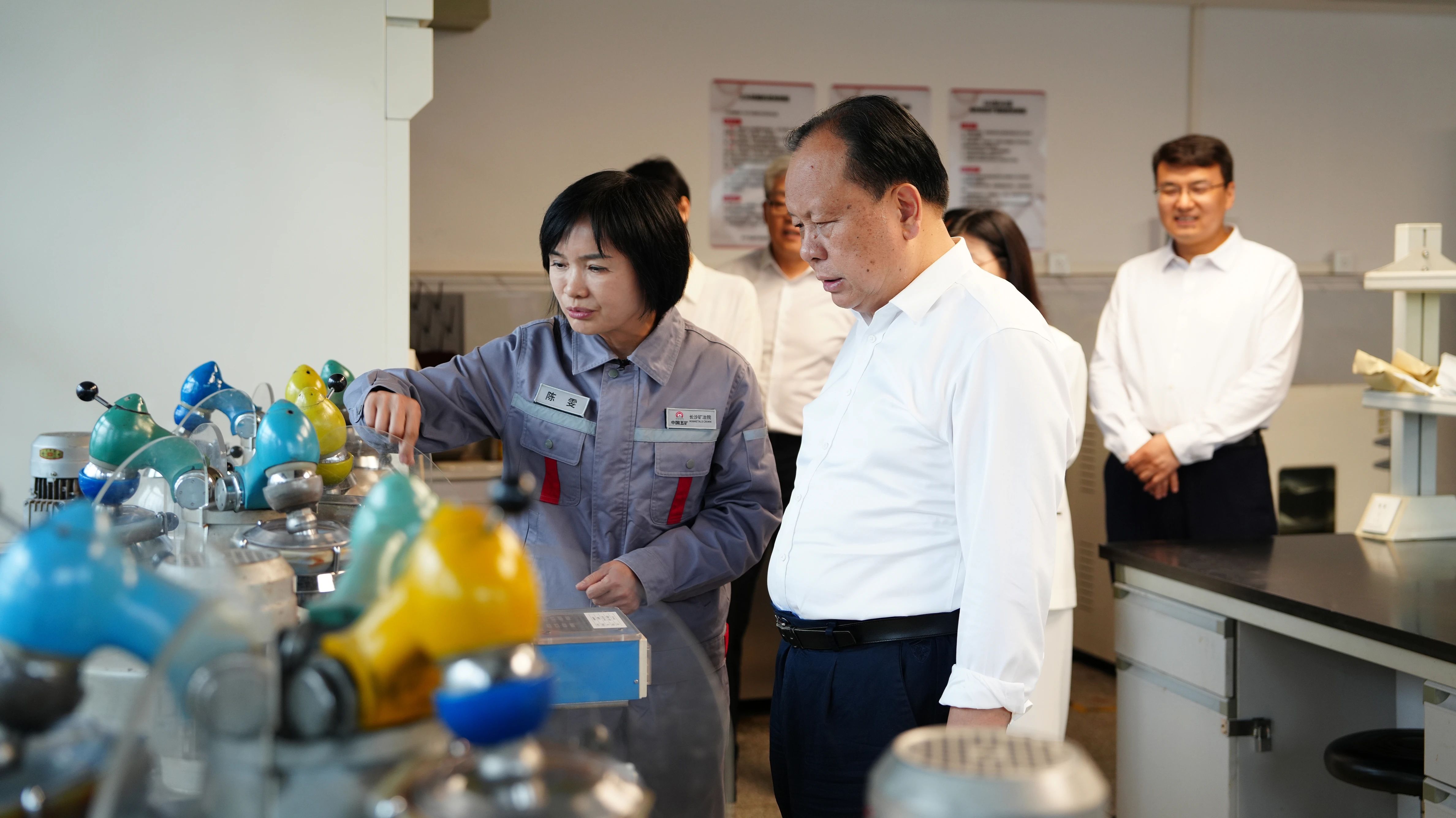 周农到长沙矿冶院调研并慰问劳动模范