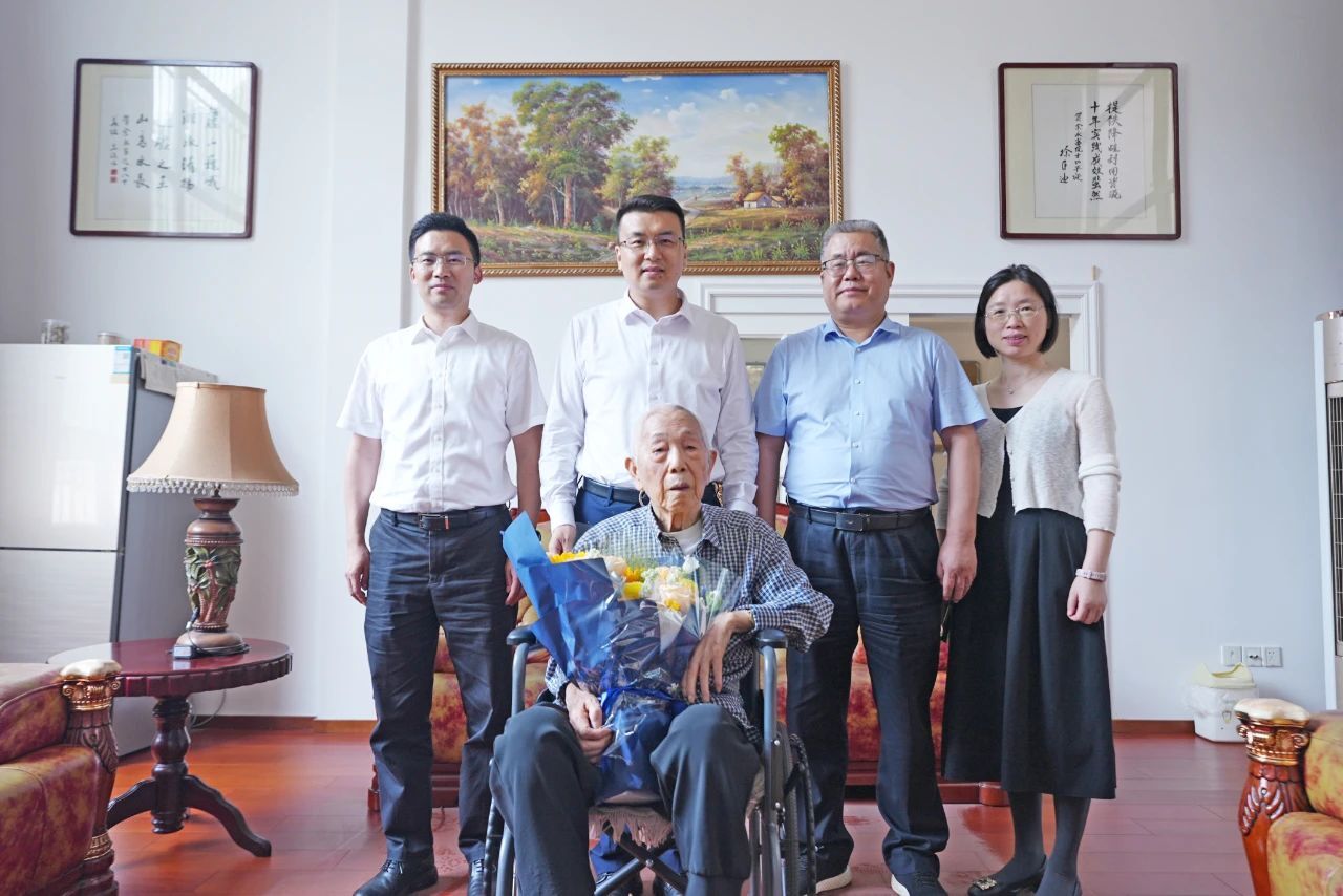 长沙矿冶院党委开展"七一"走访慰问